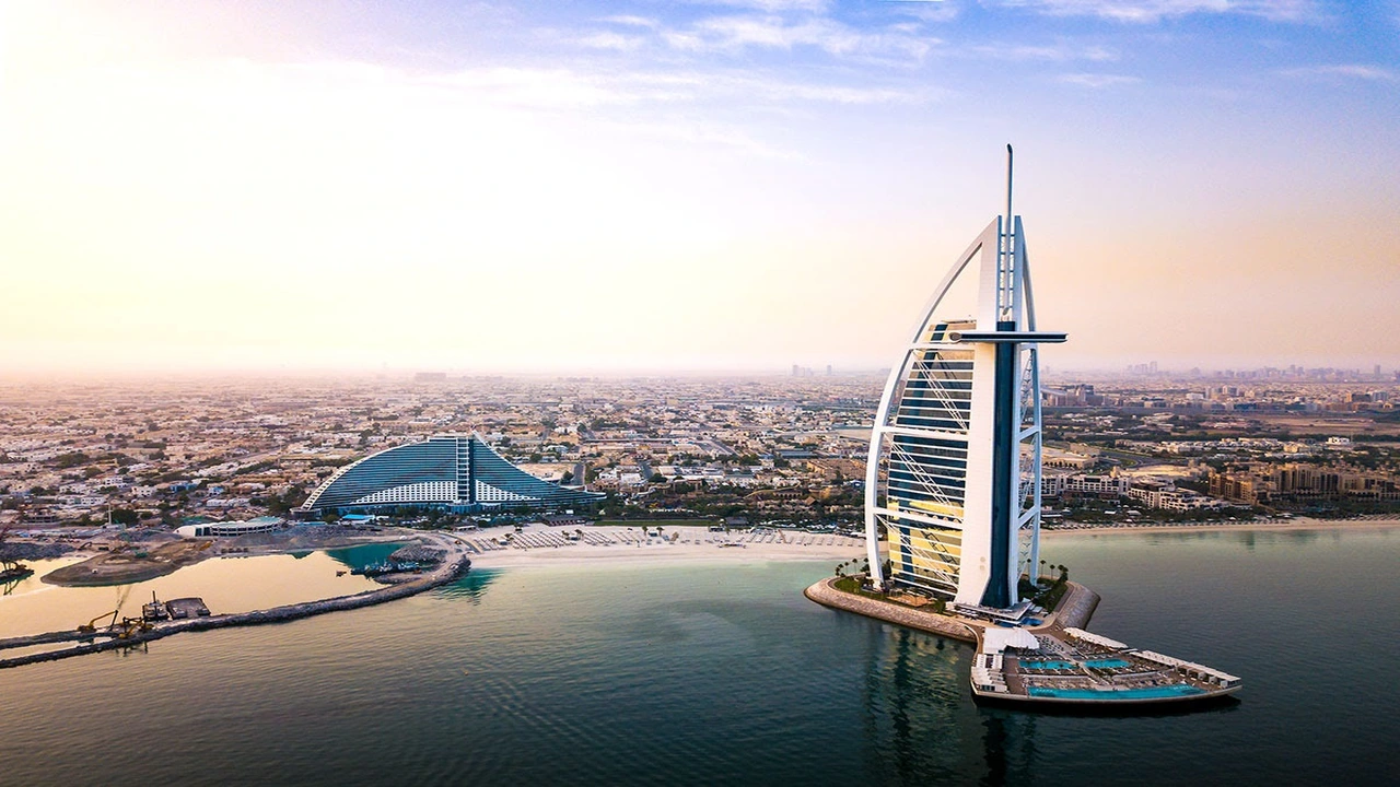 طقس الإمارات غداً: صحو مع رياح مثيرة للغبار والأتربة